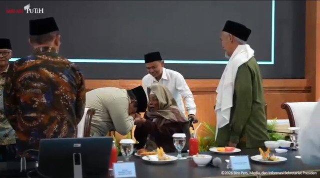 Momen Presiden Republik Indonesia Prabowo Subianto mencium tangan Pengasuh Ponpes Al-Falah Ploso Mojo Kediri KH. Nurul Huda Djazuli dalam silaturahmi dengan ulama di Istana Negara, Jakarta Pusat, Kamis (5/3/2026). Foto: Dok. Biro Setpres