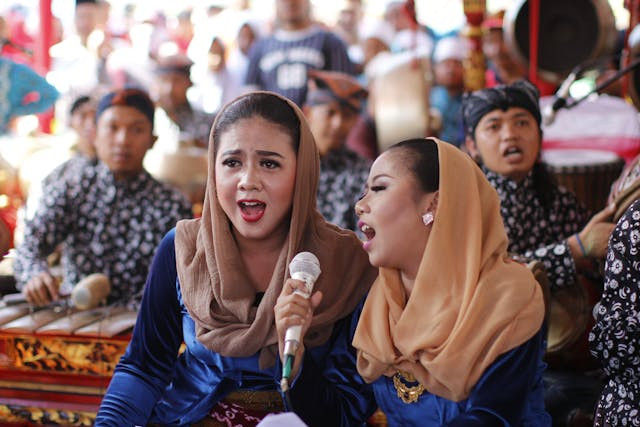 Penampilan Tembang Dolanan diiringi alat musik tradisional gamelan. Sumber foto: pexels.com