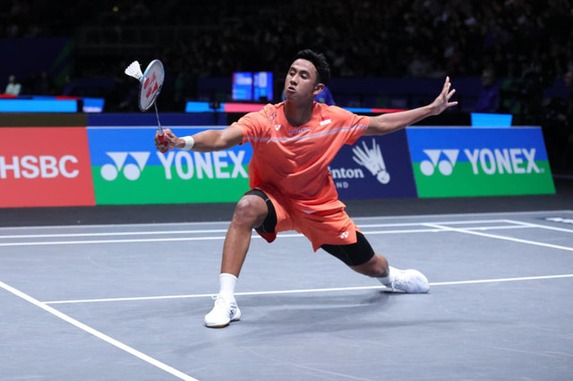 Alwi Farhan dalam laga All England 2026 di Utilita Arena, Kamis (5/3) malam WIB. Foto: Dok. PBSI