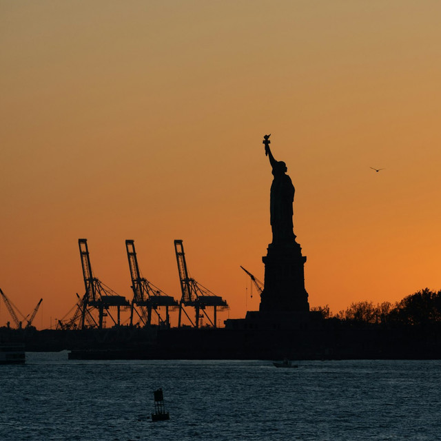 Siluet Patung Liberty dengan latar belakang Pelabuhan New Jersey. Foto: Ben Wicks/Unsplash
