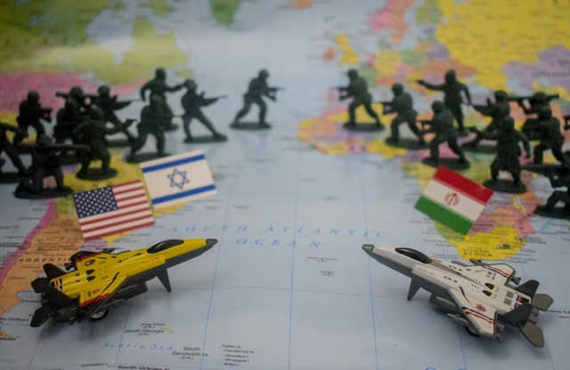 Ilustrasi peta perang AS-Israel vs Iran. Foto: Saifee Art/Unsplash