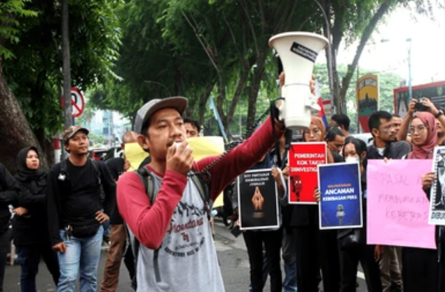 Ilustrasi propaganda politik yang mempengaruhi opini publik melalui pesan yang disebarkan secara luas. (Sumber: Shutterstock.com)