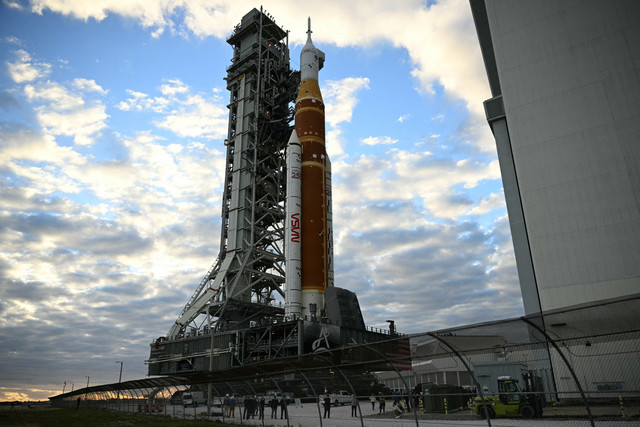 Komandan Reid Wiseman, pilot Victor Glover, spesialis misi Christina Koch dan Jeremy Hansen berpose saat roket Artemis II digulirkan dari Gedung Perakitan Kendaraan ke Launch Complex 39B di Kennedy Space Center, Cape Canaveral, Florida (17/1). Foto: Jim Watson/AFP