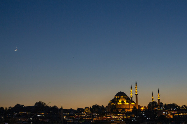 Ilustrasi kata-kata bangunin sahur di masjid. Foto: Unsplash