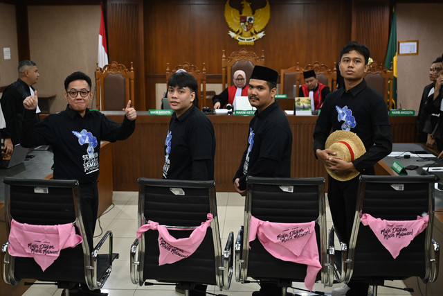 Terdakwa kasus dugaan penghasutan, Delpedro Marhaen (kiri), Muzaffar Salim (kedua kiri), Syahdan Husein (kedua kanan) dan Khariq Anhar (kanan) bersiap menjalani sidang putusan di Pengadilan Negeri Jakarta Pusat, Jakarta, Jumat (6/3/2026). Foto: Bayu Pratama S/ANTARA FOTO