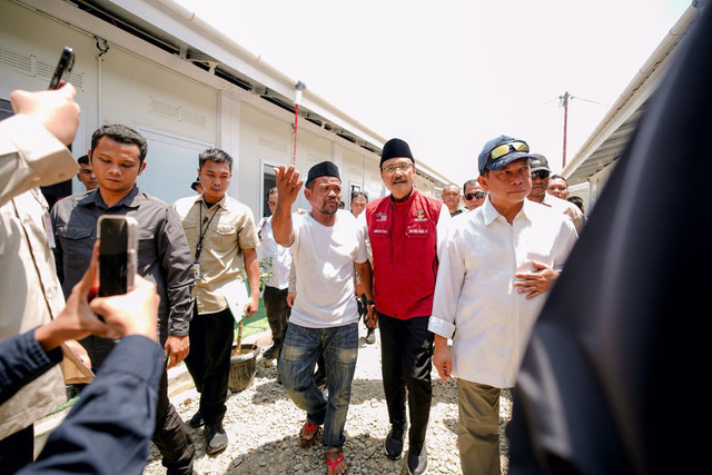 Mensos Saifullah Yusuf (Gus Ipul) bersama Kasatgas PRR Pascabencana Sumatera Tito Karnavian saat meninjau huntara di Desa Manyang, Meureudu, Pidie Jaya, Jumat (6/3/2026). Foto: Dok. Kemensos