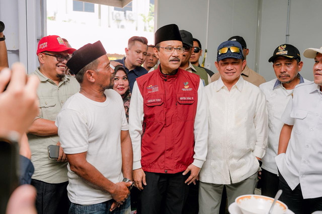 Mensos Saifullah Yusuf (Gus Ipul) bersama Kasatgas PRR Pascabencana Sumatera Tito Karnavian saat meninjau huntara di Desa Manyang, Meureudu, Pidie Jaya, Jumat (6/3/2026). Foto: Dok. Kemensos