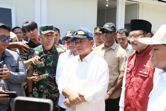 Kasatgas Percepatan Rehabilitasi dan Rekonstruksi (PRR) Pascabencana Muhammad Tito Karnavian saat meninjau hunian sementara di kabupaten Pidie Jaya Provinsi Aceh, Jumat (6/3/2026). Foto: Kemendagri RI