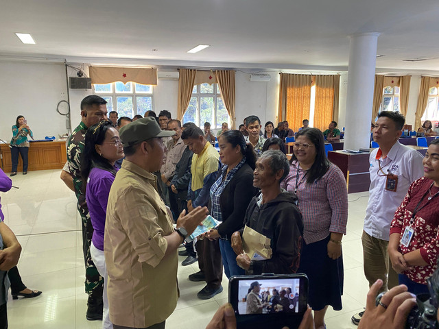 Kementerian Sosial (Kemensos) bekerjasama dengan PT POS Indonesia dan pemerintah daerah menyalurkan bantuan Jaminan Hidup (Jadup) kepada ribuan korban bencana banjir di Kabupaten Tapanuli Utara, Provinsi Sumatera Utara. Foto: Kemensos RI