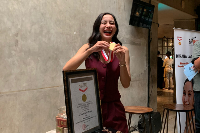 Artis Kirana Larasati memecahkan rekor MURI jadi wanita pertama Indonesia yang berhasil menyelam di kedalaman 127 meter.  Foto: Vincentius Mario/kumparan