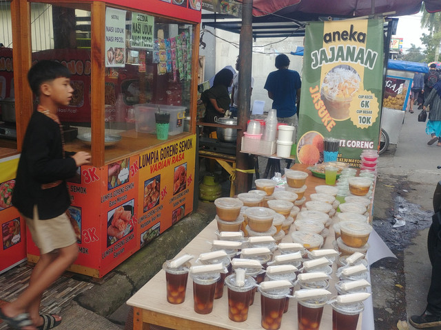 Kolak pisang, es buah, kurma, bubur manis, hingga berbagai gorengan sering disebut sebagai takjil. Foto: Fabian S.R.