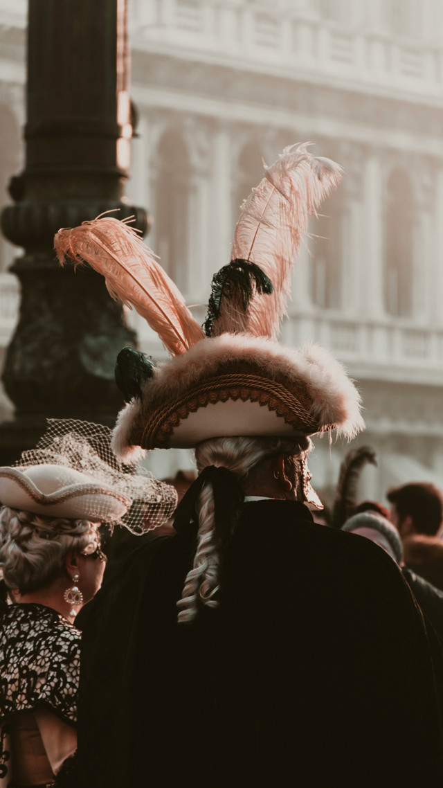 Peserta karnaval mengenakan atribut Italia dalam perayaan jalanan di Italia yang sering menjadi ruang ekspresi satire terhadap isu politik global. Sumber: Ilustrasi/Unsplash