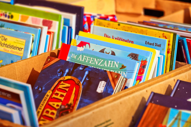 Kumpulan buku dalam keranjang. Sumber: Pixabay.com