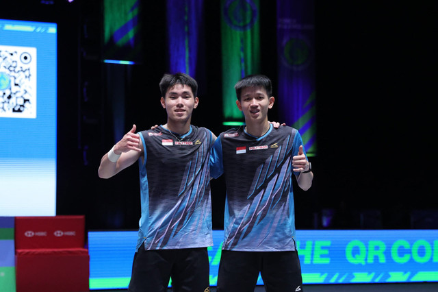 Pasangan ganda putra Indonesia Raymond Indra/Nikolaus Joaquin melaju ke semifinal All England 2026 usai mengalahkan unggulan ketiga asal China, Liang Wei Keng/Wang Chang, dengan skor 21-18, 21-12 di Birmingham, Jumat (6/3).
 Foto: Dok. PBSI
