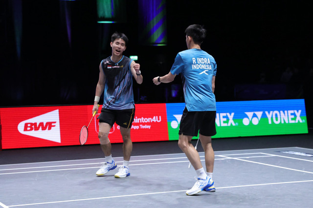 Pasangan ganda putra Indonesia Raymond Indra/Nikolaus Joaquin melaju ke semifinal All England 2026 usai mengalahkan unggulan ketiga asal China, Liang Wei Keng/Wang Chang, dengan skor 21-18, 21-12 di Birmingham, Jumat (6/3).
 Foto: Dok. PBSI