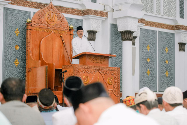 Menteri Sosial Saifullah Yusuf (Gus Ipul) saat menyampaikan ceramah di hadapan ribuan jamaah pada peringatan Nuzulul Quran Ramadan 1447 H di Masjid Raya Baiturrahman, Banda Aceh, Jumat (6/3/2026) malam. Foto: Dok. Biro Humas Kemensos/Ayub Argyan
