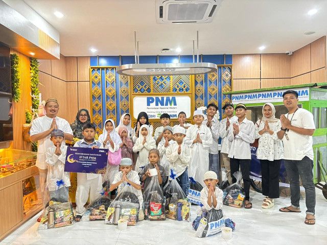 PNM menebarkan kepedulian kepada sesama di bulan suci Ramadan lewat kegiatan Ramadan Madani, Maknai Harmoni. Foto: PNM.
