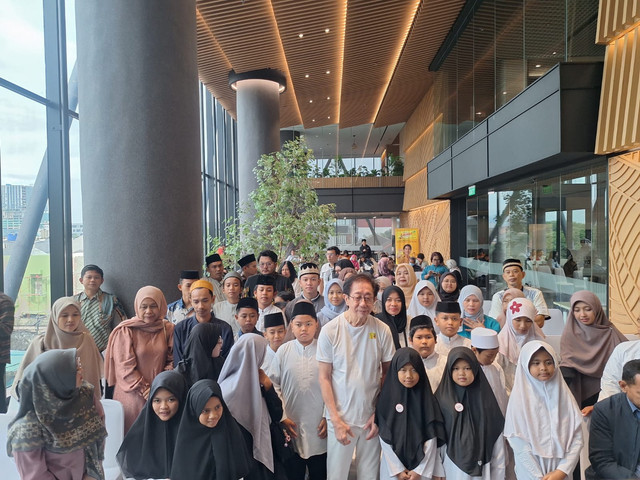 Sido Muncul memberikan santunan kepada 1.000 anak yatim di Jakarta. Foto: dok. Istimewa