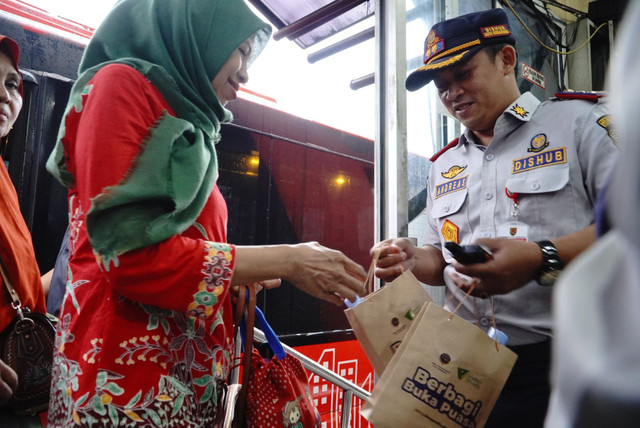 Berlokasi di Halte BRT Semarang, Dinas Perhubungan Kota Semarang bersama Dompet Dhuafa membagikan 500 paket berbuka untuk penumpang BRT. Selain itu 60 paket sembako diberikan untuk pramusapa dan supir BRT Semarang, pada Jumat (6/3)