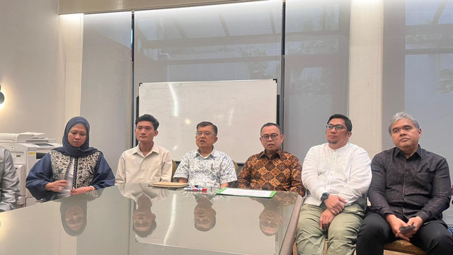 Pertemuan Wakil Presiden ke-10 dan 12 Jusuf Kalla (JK) dengan tokoh-tokoh lintas generasi di kediamannya di kawasan Kebayoran Baru, Jakarta Selatan, Sabtu (7/3). Foto: Nasywa Athifah/kumparan