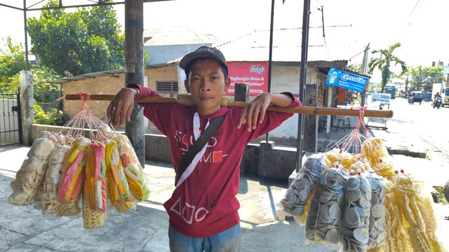 Riski (16 tahun) anak SMP yang jualan kerupuk untuk membeli HP demi ujian di sekolahnya. Ia tidak mau beratkan orang tuanya dan berusaha sendiri, Medan, Sabtu (7/3).  Foto: Amar Marpaung/kumparan