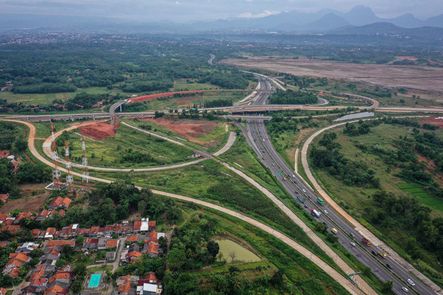 Foto udara kendaraan melintas di Jalan Tol Cipularang yang berdampingan dengan simpang susun Jalan Tol Jakarta-Cikampek II Selatan di Sadang, Kabupaten Purwakarta, Jawa Barat, Jumat (6/3/2026).  Foto: Sulthony Hasanuddin/ANTARA FOTO 