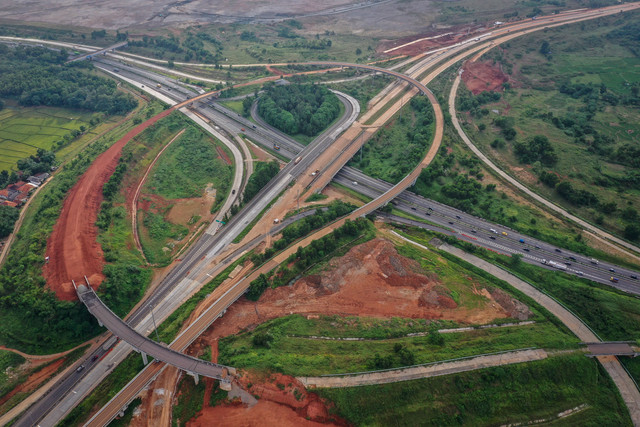 Foto udara kendaraan melintas di Jalan Tol Cipularang yang berdampingan dengan simpang susun Jalan Tol Jakarta-Cikampek II Selatan di Sadang, Kabupaten Purwakarta, Jawa Barat, Jumat (6/3/2026). Foto: Sulthony Hasanuddin/ANTARA FOTO
