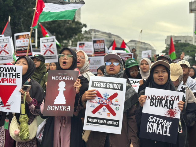 Suasana aksi desak Indonesia keluar dari BoP di silang Monas, Jakpus, Sabtu (7/3/2026). Foto: Amira Nada Fauziyyah/kumparan