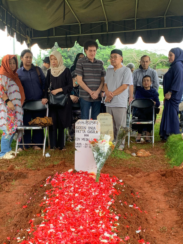 Jenazah pemain bass band legendaris God Bless, Donny Fatah, dimakamkan di TPU Kampung Kandang, Jagakarsa, Sabtu (7/3/2026). Foto: Vincentius Mario/kumparan