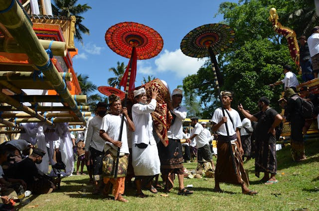 Prosesi upacara Ngaben di Bali. Sumber foto: pexels.com