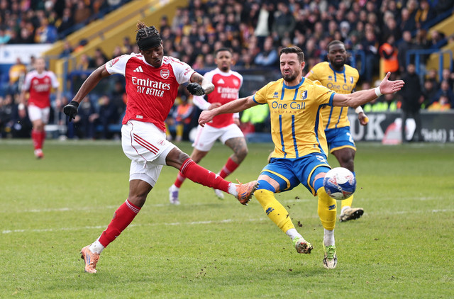 Noni Madueke dari Arsenal menembak ke gawang pada pertandingan Piala FA antara Mansfield Town vs Arsenal di Stadion One Call, Mansfield, Inggris, Sabtu (7/3/2026). Foto: David Klein/REUTERS