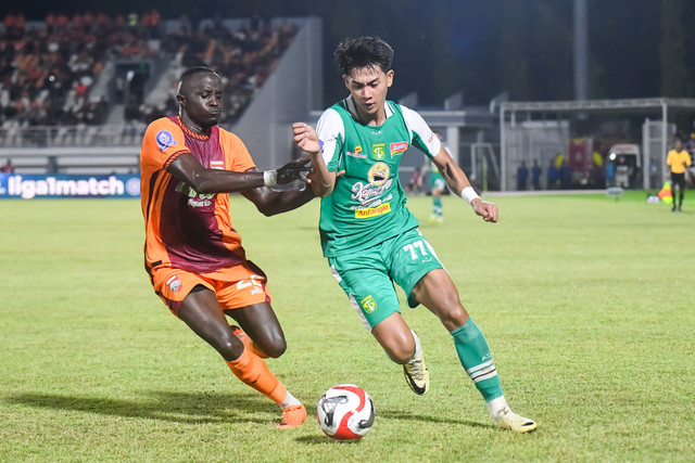Pemain Borneo FC Samarinda Christophe Nduwarugira (kiri) menahan laju dari pemain Persebaya Surabaya Malik Risaldi (kanan) dalam lanjutan kompetisi Indonesia Super League 2025/2026 di Stadion Segiri Samarinda, Kalimantan Timur, Sabtu (7/3/2026). Foto: M Risyal Hidayat/ANTARA FOTO