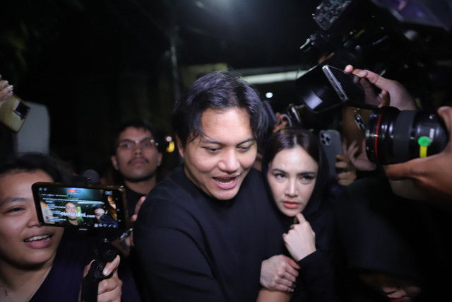 Rizky Febian dan Mahalini usai melayat ke rumah duka Vidi Aldiano di kawasan Cipete, Jakarta Selatan, Sabtu (7/3/2026). Foto: Jamal Ramadhan/kumparan