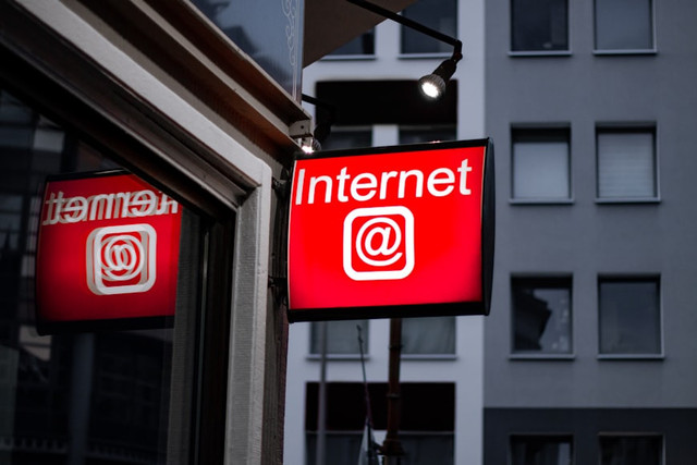Ilustrasi Siapa Penemu Internet? . Foto: Unsplash/Leon Seibert