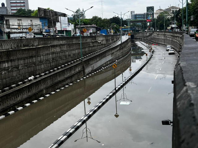 Banjir di underpass Mampang dan Mampang Prapatan arah Tendean- Ragunan, Minggu (8/3). Foto: Rayyan Farhansyah/kumparan