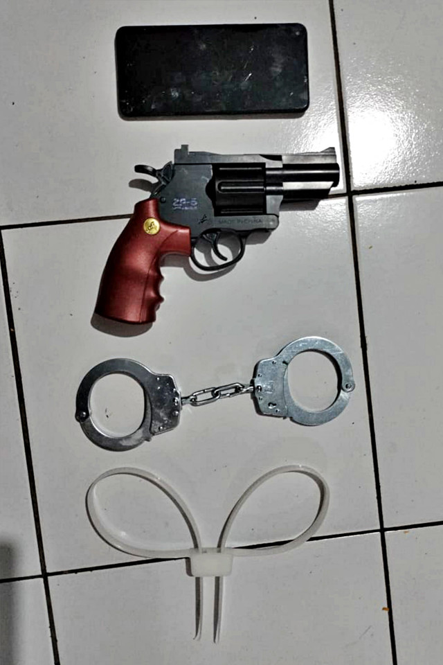 Barang bukti borgol dan senjata mainan yang dirampas polisi gadungan. Foto: Dok. Satreskrim Polres Malang