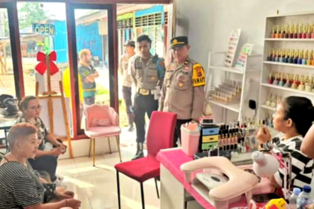 Polisi saat memediasi kasus dugaan pencurian yang melibatkan oknum Polwan di Polres Rote Ndao, NTT. Foto: Dok. kumparan