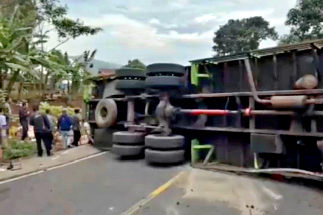 Truk pengakut mie mengalami kecelakaan tunggal diduga akibat tidak mampu melewati tanjakan di kawasan Malangbong, Garut, Jawa Barat, Minggu (8/3/2026) pagi. Foto: Dok. Polres Garut