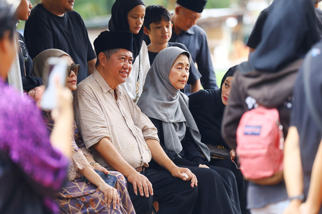 Sejumlah kerabat dan keluarga saat menghadiri proses pemakaman penyanyi Vidi Aldiano di TPU Tanah Kusir, Jakarta, Minggu, (8/3/2026). Foto: Agus Apriyanto