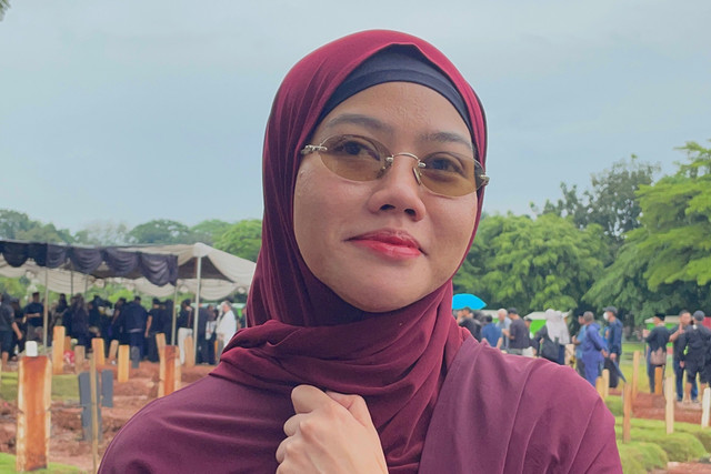 Yura Yunita di pemakaman Vidi Aldiano, TPU Tanah Kusir, Jakarta Selatan, Minggu (8/3). Foto: Salsha Okta Fairuz/kumparan