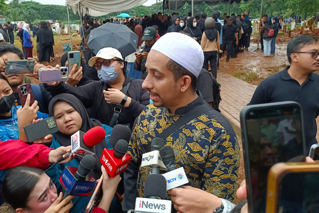Habib Ja'far saat ditemui usai menghadiri pemakaman Vidi Aldiano di TPU Tanah Kusir, Minggu (8/3). Foto: Aprilandika Pratama/kumparan