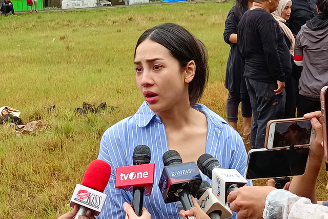 Anya Geraldine saat ditemui usai hadiri pemakaman Vidi Aldiano di TPU Tanah Kusir, Minggu (8/3). Foto: Aprilandika Pratama/kumparan
