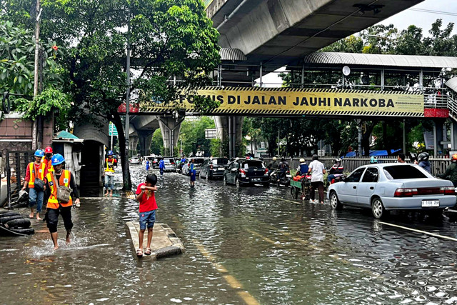 Banjir di Jalan Kapten Tendean arah Bangka, Jakarta Selatan, Minggu (8/3). Foto: Rayyan/Kumparan