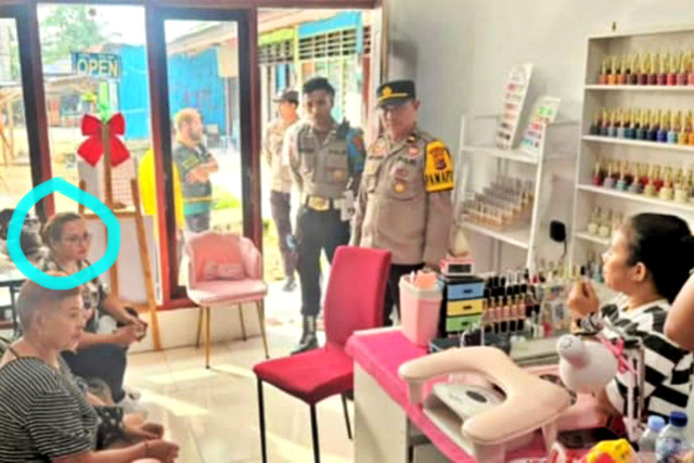 Polisi saat memediasi kasus dugaan pencurian yang melibatkan oknum Polwan di Polres Rote Ndao, NTT. Foto: Dok. kumparan