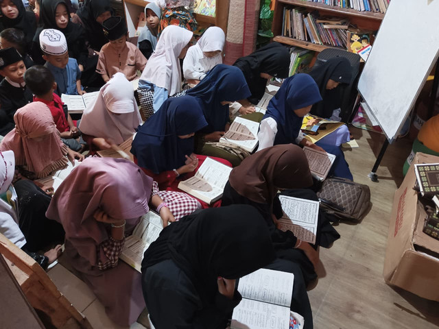 ngabuburead di taman bacaan