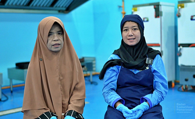 Emilia Widyastuti (33) (kanan), penyandang tunarungu wicara yang kini bekerja di Satuan Pelayanan Pemenuhan Gizi (SPPG) Gempeng, Kabupaten Sukoharjo, Jawa Tengah. Foto: Dok. Bakom RI