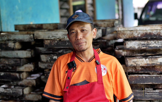 Rahmat (42), pelaku UMKM bakery yang produksi rotinya mengalami peningkatan berkat program MBG di Dusun Dukuh Sepat, Desa Bulu, Kecamatan Bulu, Kabupaten Sukoharjo, Jawa Tengah. Foto: Dok. Bakom RI