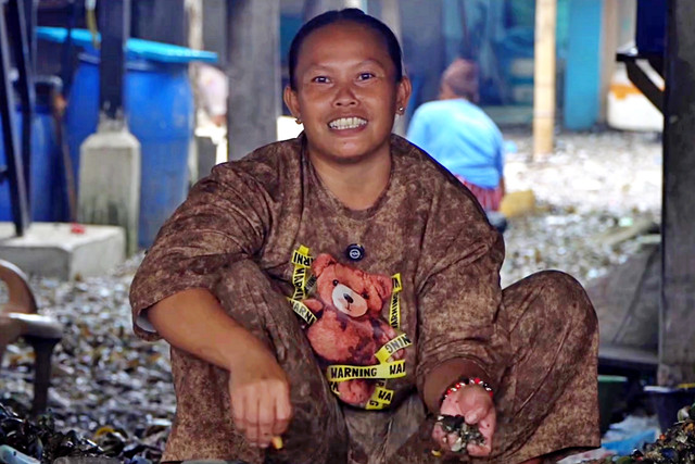 Sunenti, pengupas kulit kerang yang pendapatan pekerjaannya mengalami peningkatan setelah adanya program Kampung Nelayan Merah Putih gagasan Presiden RI, Prabowo Subianto. Foto: Dok. Bakom RI