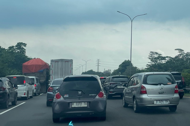 Kemacetan di Tol Jagorawi tepatnya di KM 17 Cimanggis arah Ciawi, Minggu (8/3/2026).
 Foto: kumparan