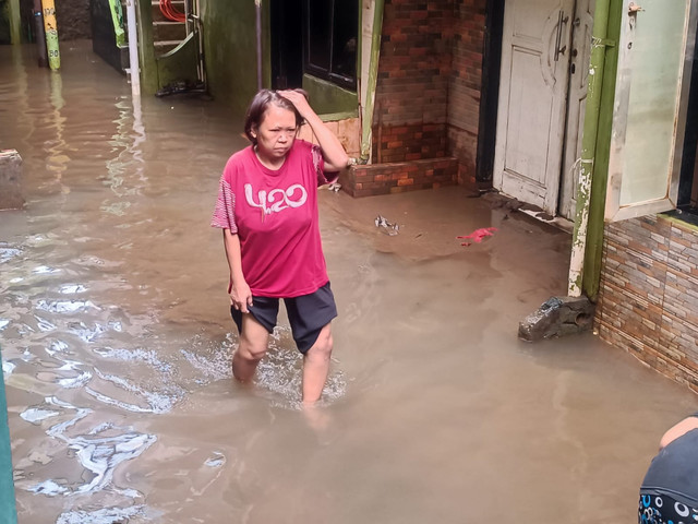 Situasi genangan air di Jalan Kebon Pala 2, Kampung Melayu, Jakarta Timur pada Minggu (8/3). Foto: Ryan Iqbal/kumparan